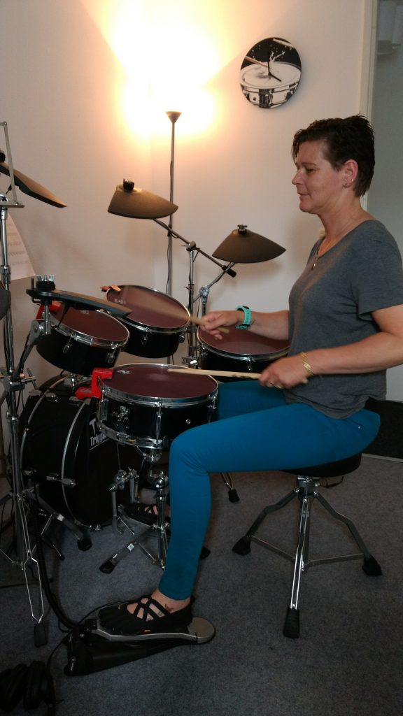 Ingrid drumles bij Play Drums Katwijk